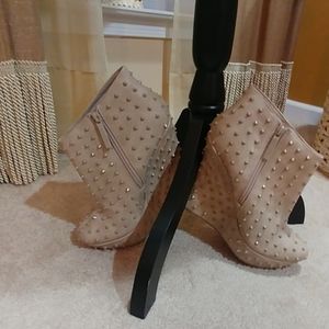 Wedge-heeled boots